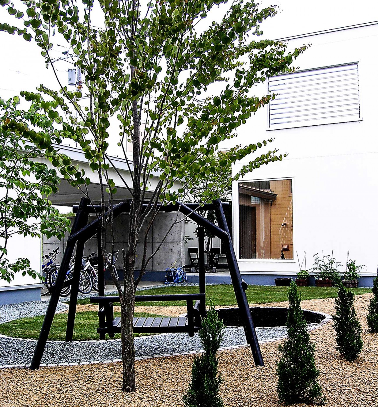 庭園側から住宅を望む