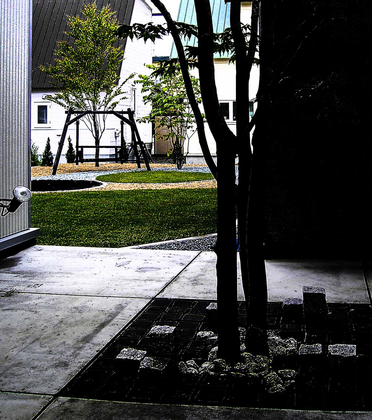 中庭テラスから庭園を望む