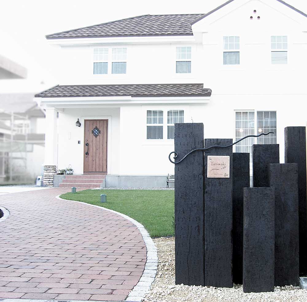 煉瓦アプローチと枕木門柱