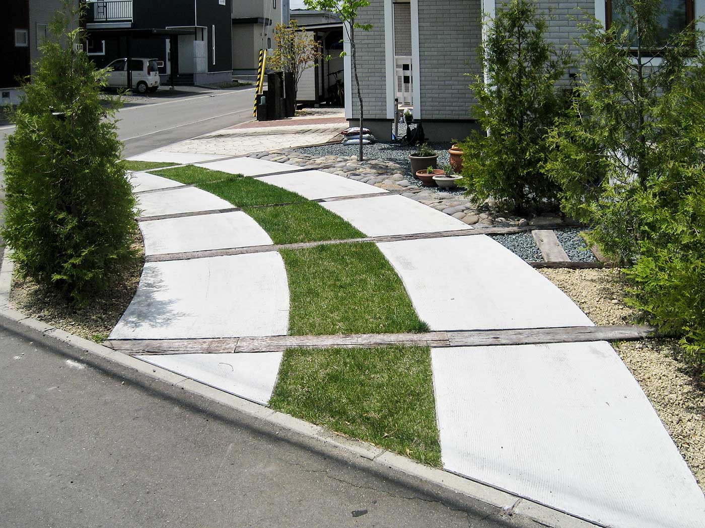 通り抜けられる土間コンの駐車場と枕木ボーダー