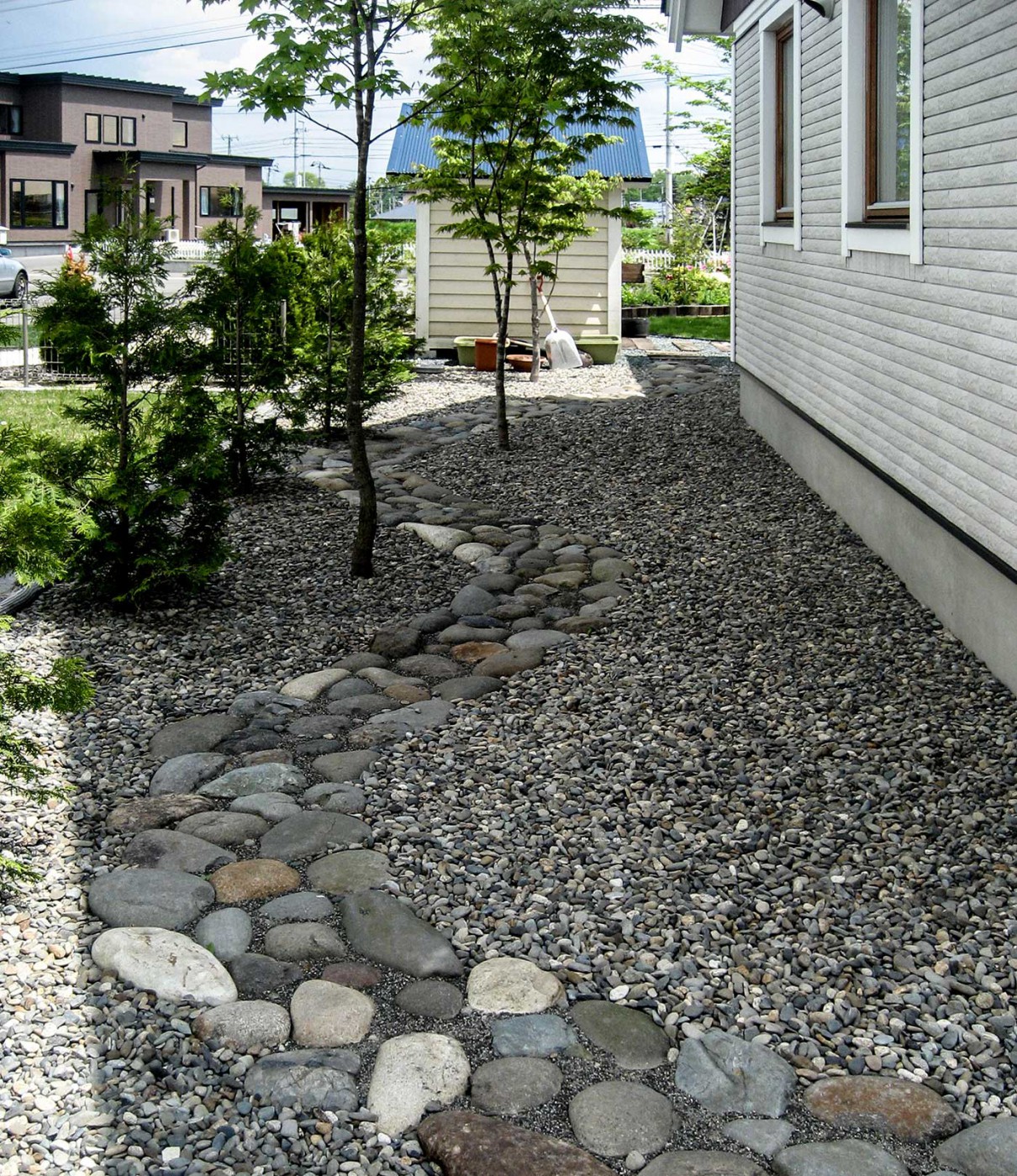 住宅周りを周回する玉石園路