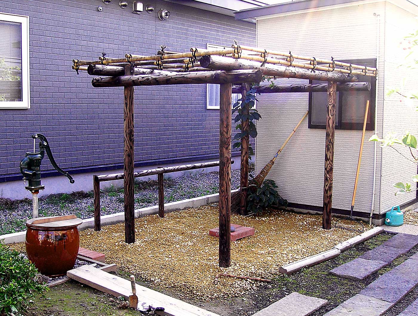 コクワ棚と手押しポンプ