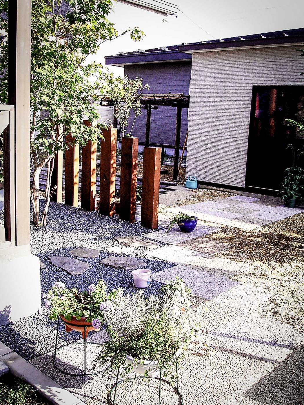 庭へのアプローチ