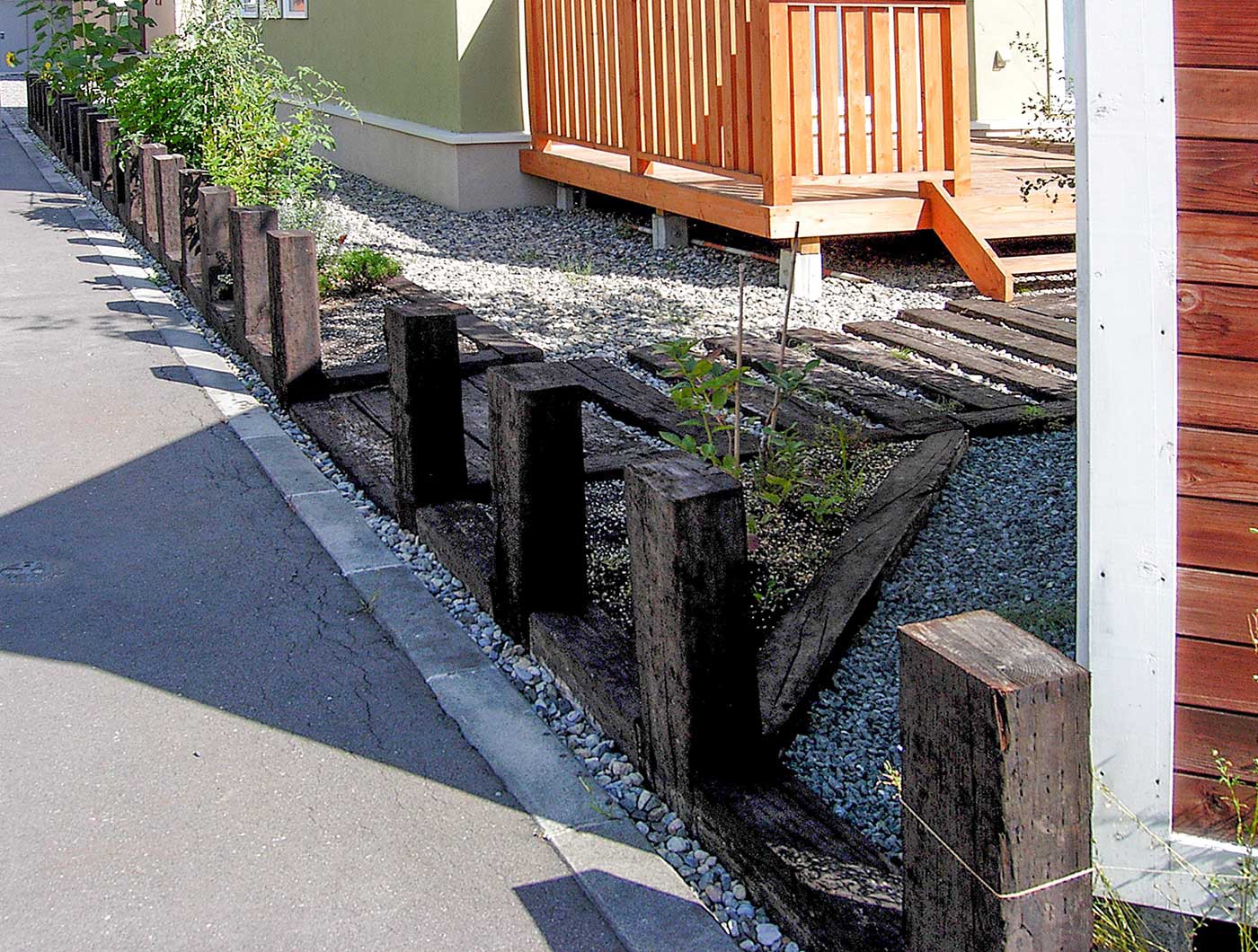 枕木の土留め兼用花壇