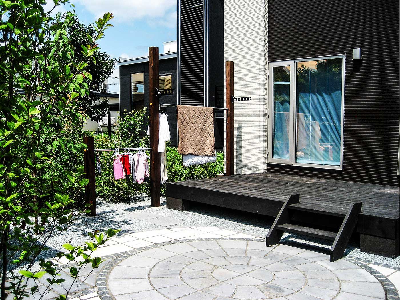 物干し台と木製デッキ