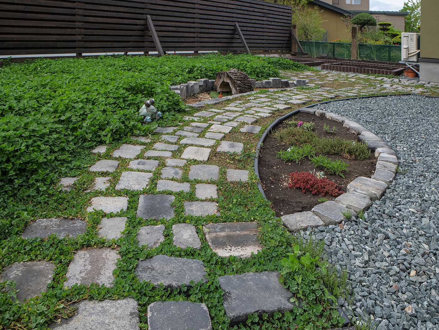 古煉瓦のガーデンアプローチ