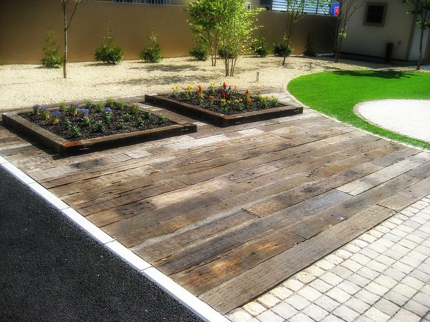 枕木テラスと花壇