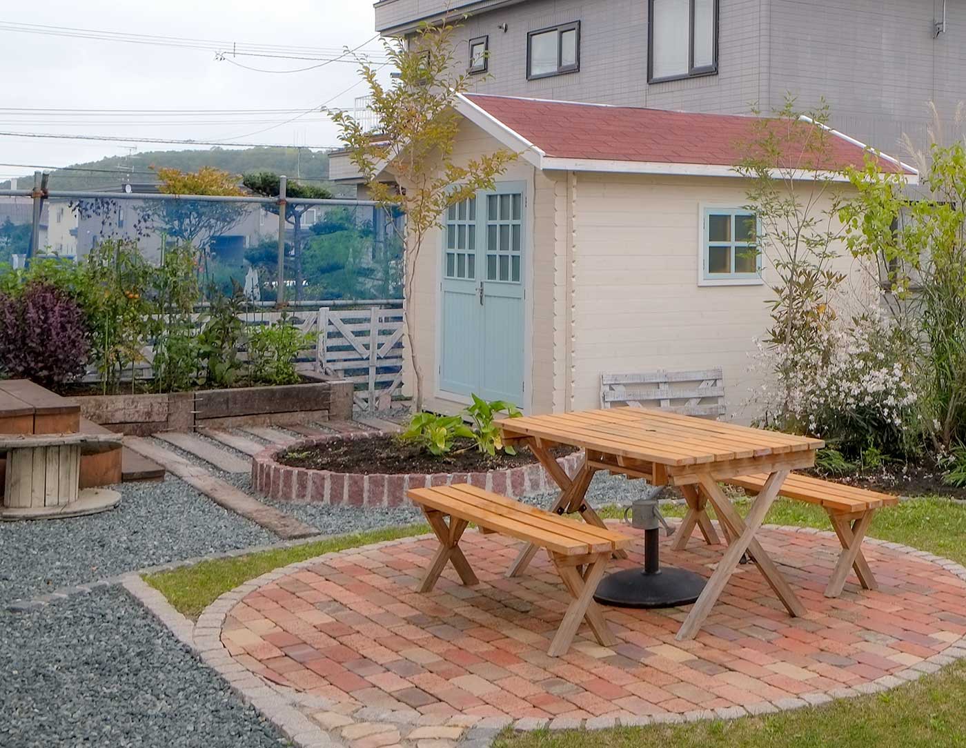 ガーデンテラス越しに菜園エリア