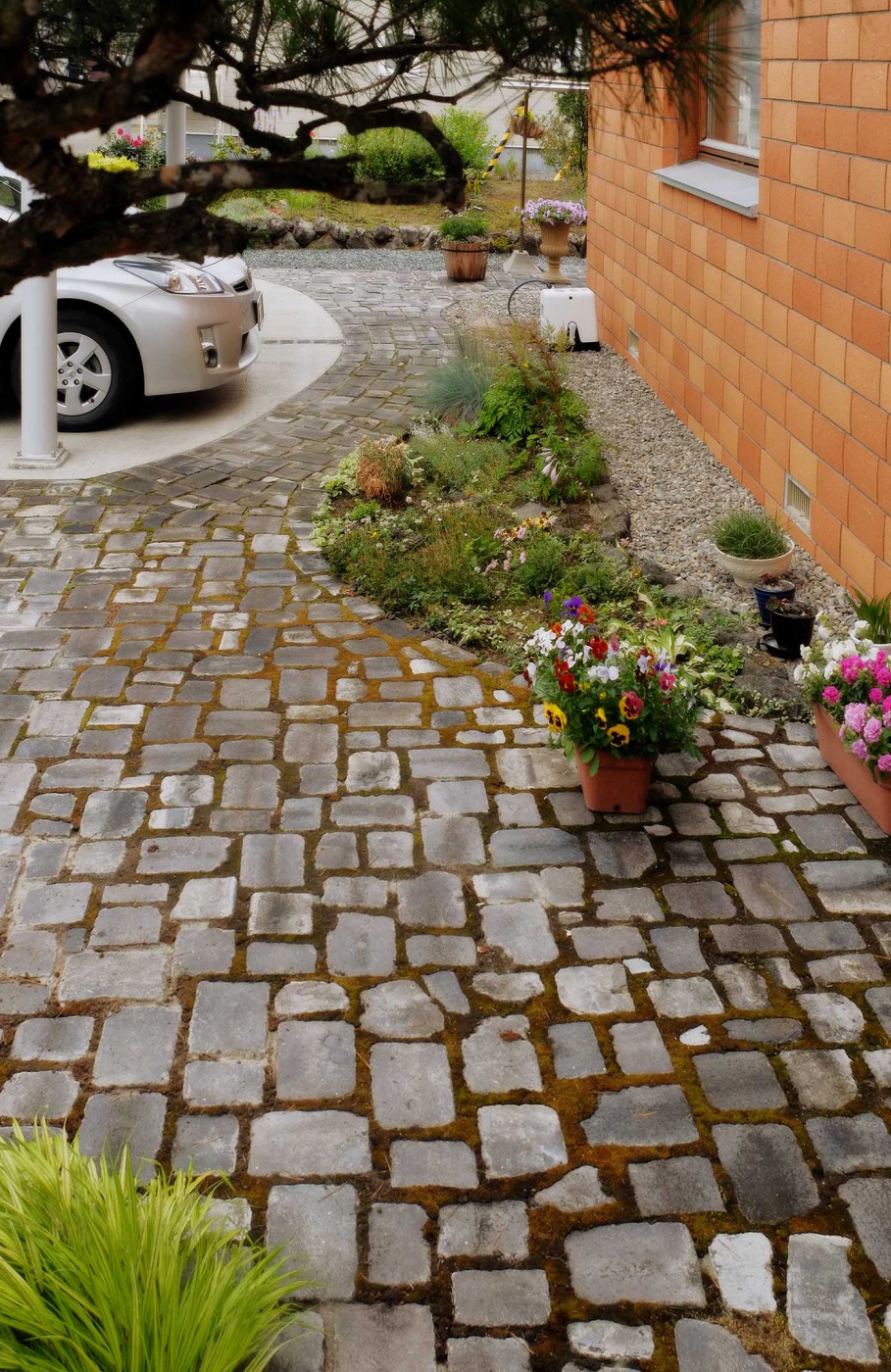 玄関ポーチから主庭方向