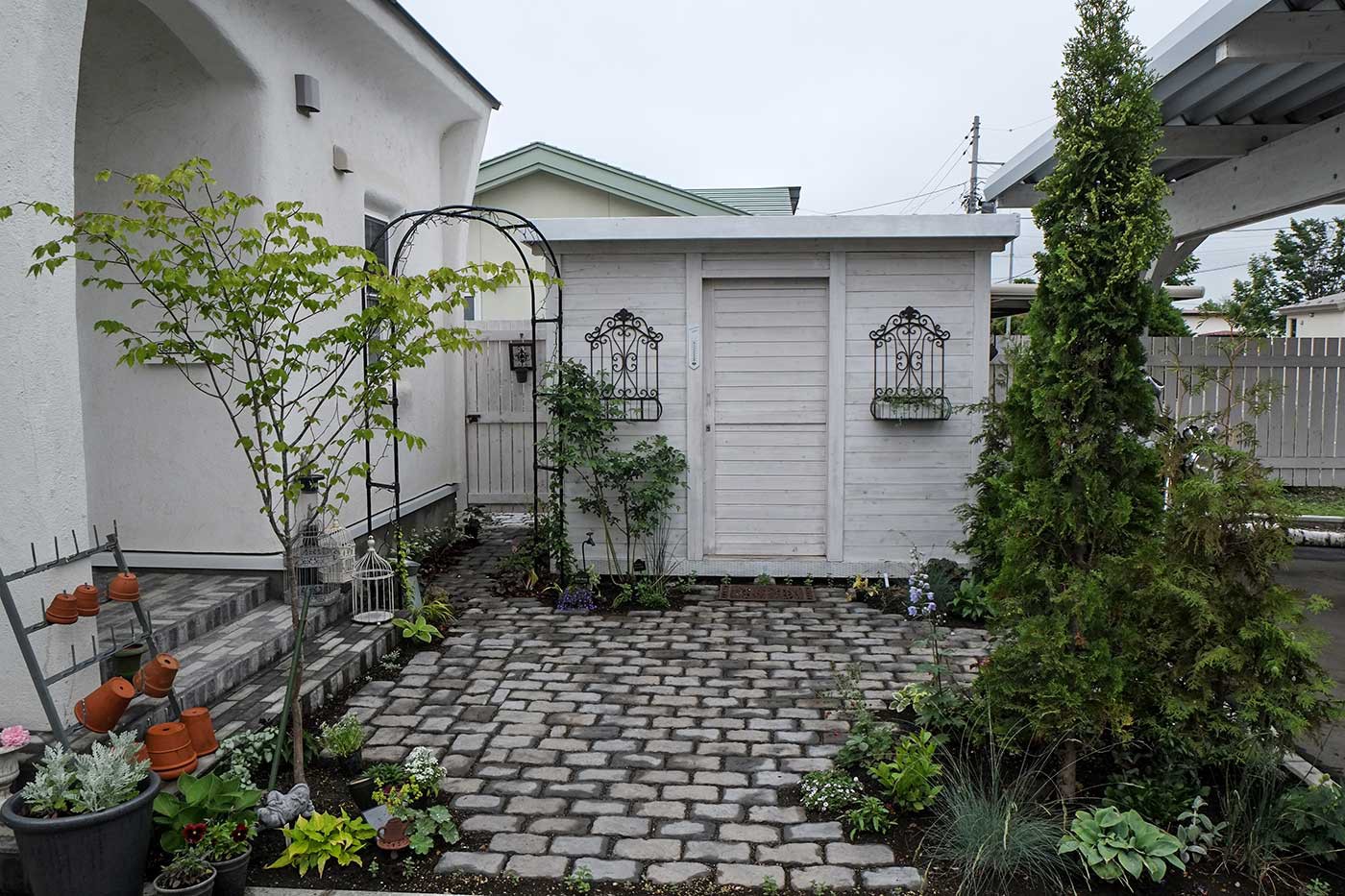 物置へのエントランス