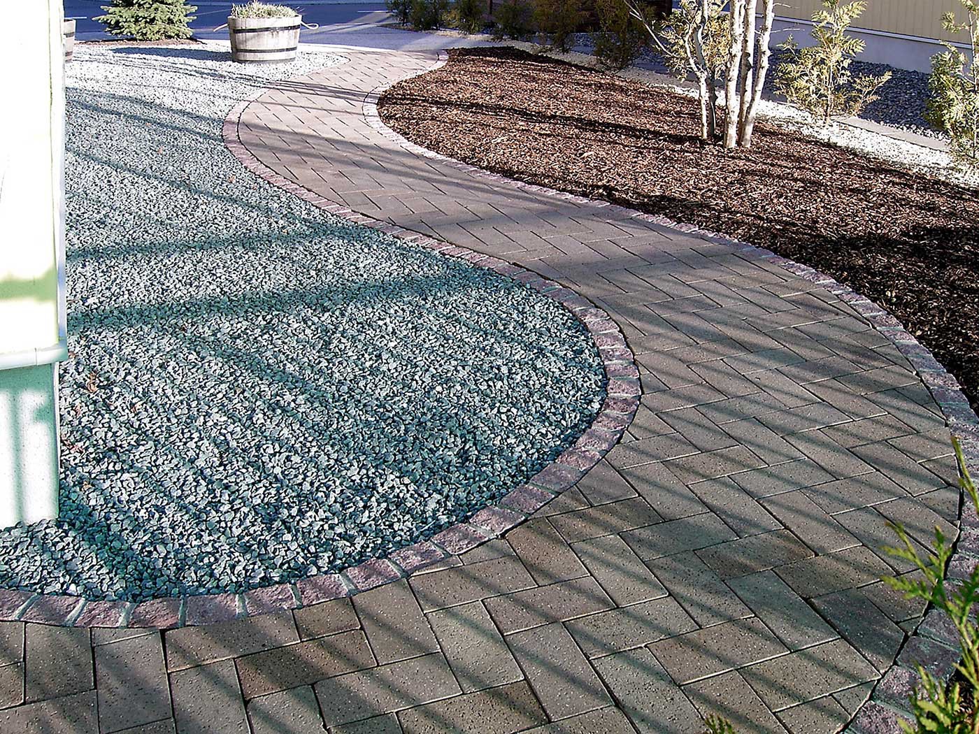 煉瓦のアプローチ