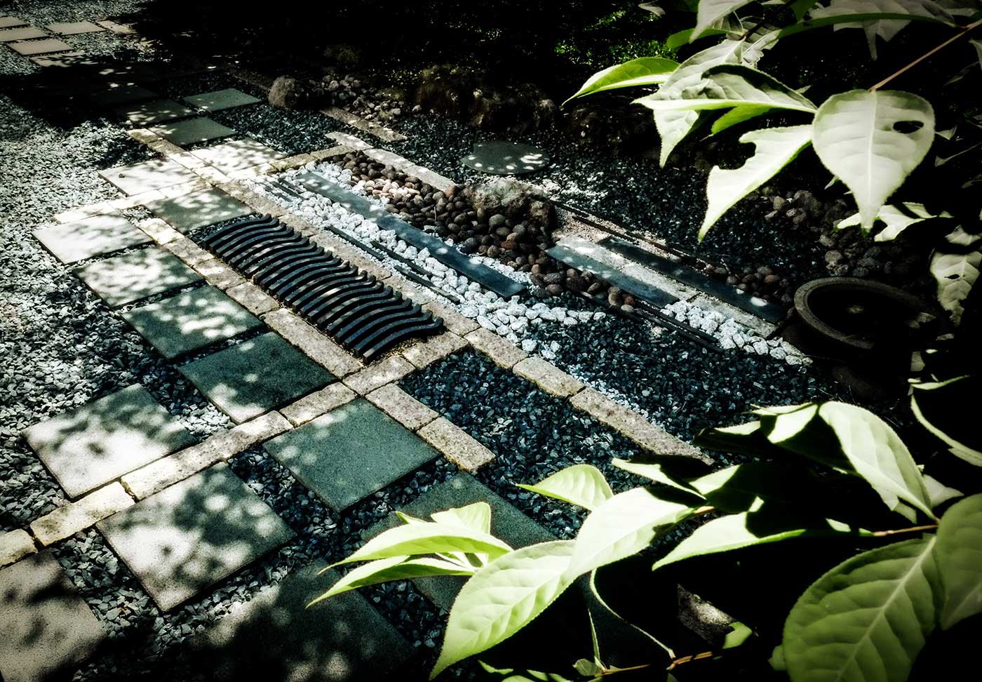 自然石のボーダーと瓦と自然石景石の配置