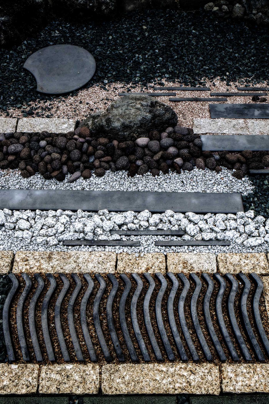 月夜の景観を映して