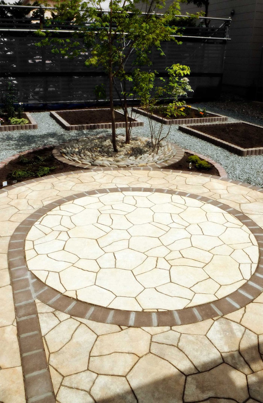 ガーデンテラスから菜園方向