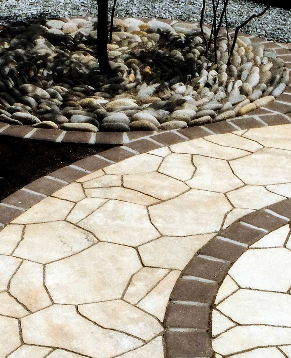 テラスの詳細と樹木の根締め