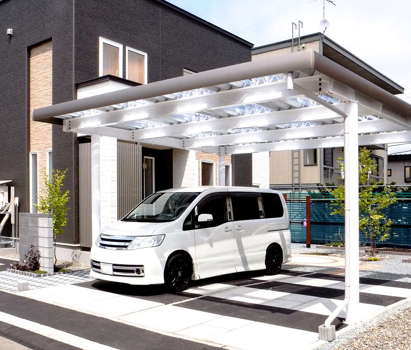 カーポートはポリカルーフを採用して明るく