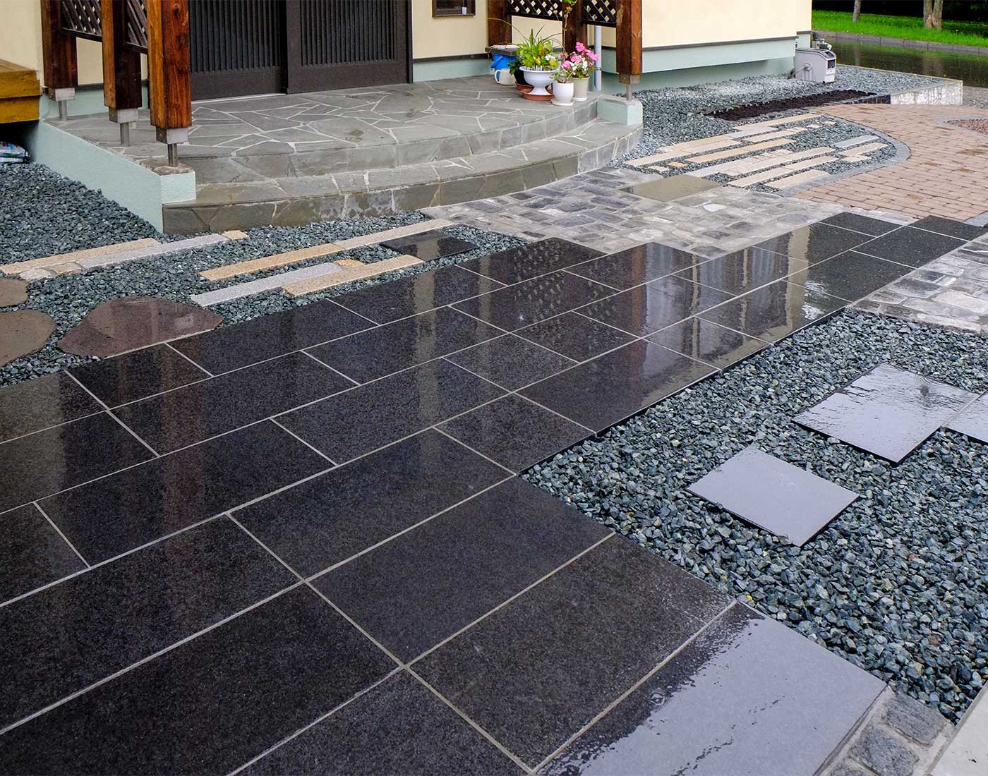 駐車場・物置へのエントランス