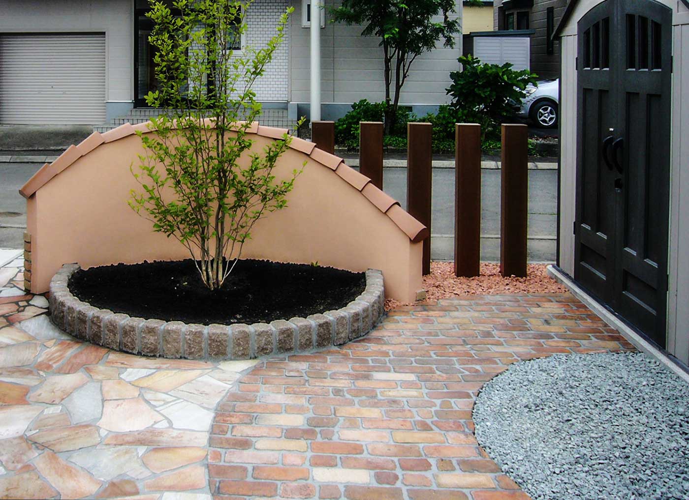 物置へのエントランス