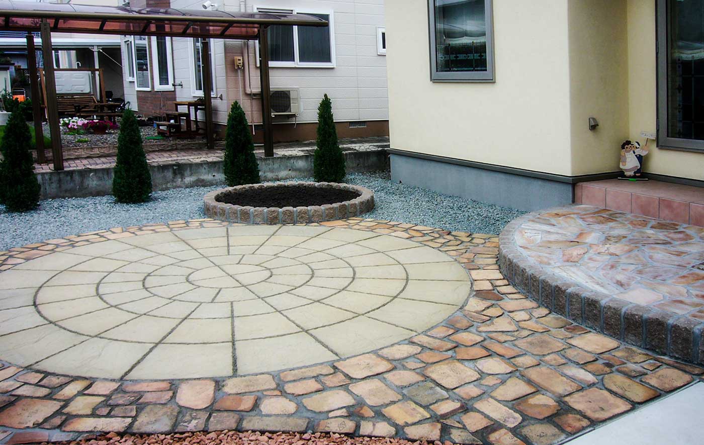 手前はオールドブリックの不定形