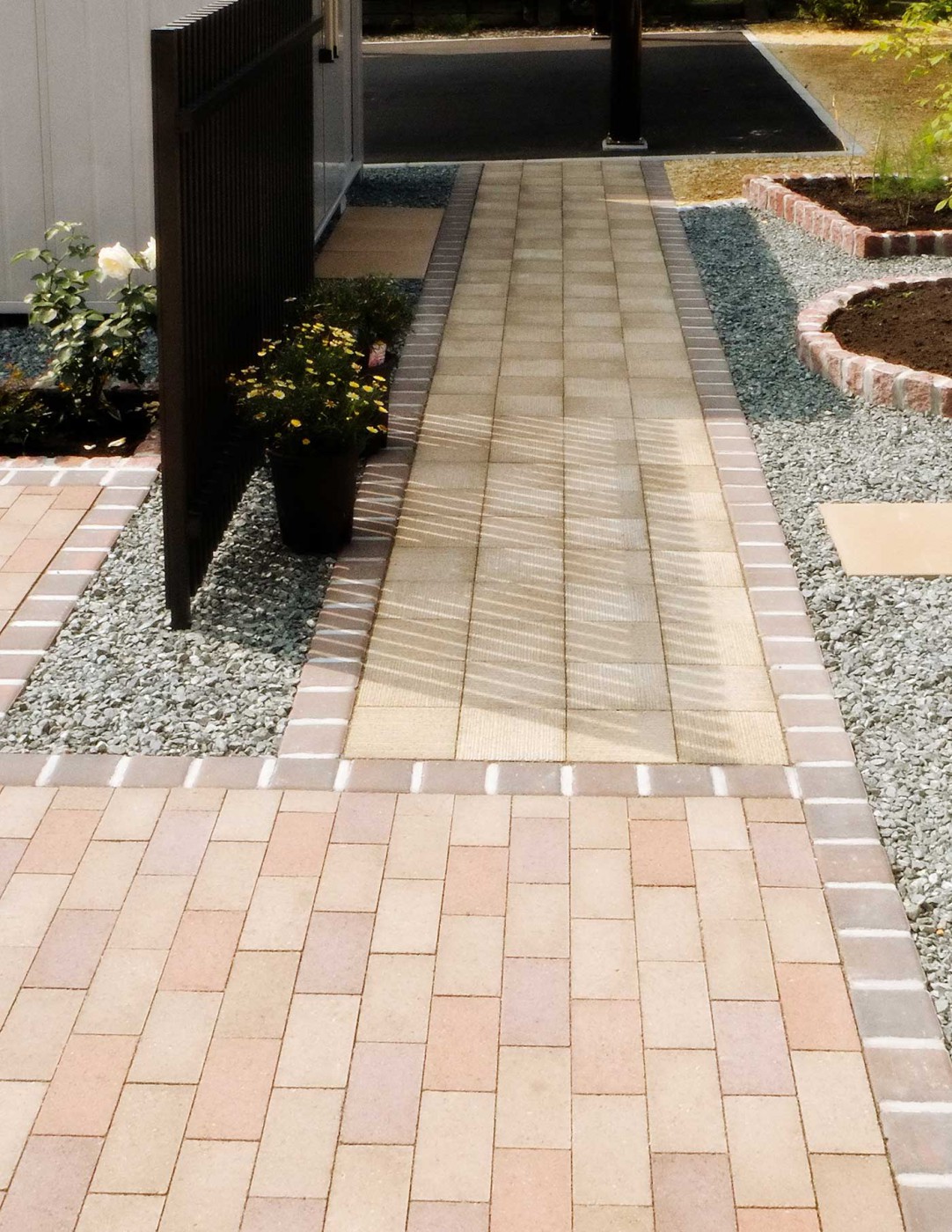 物置・カーポートへのアプローチ