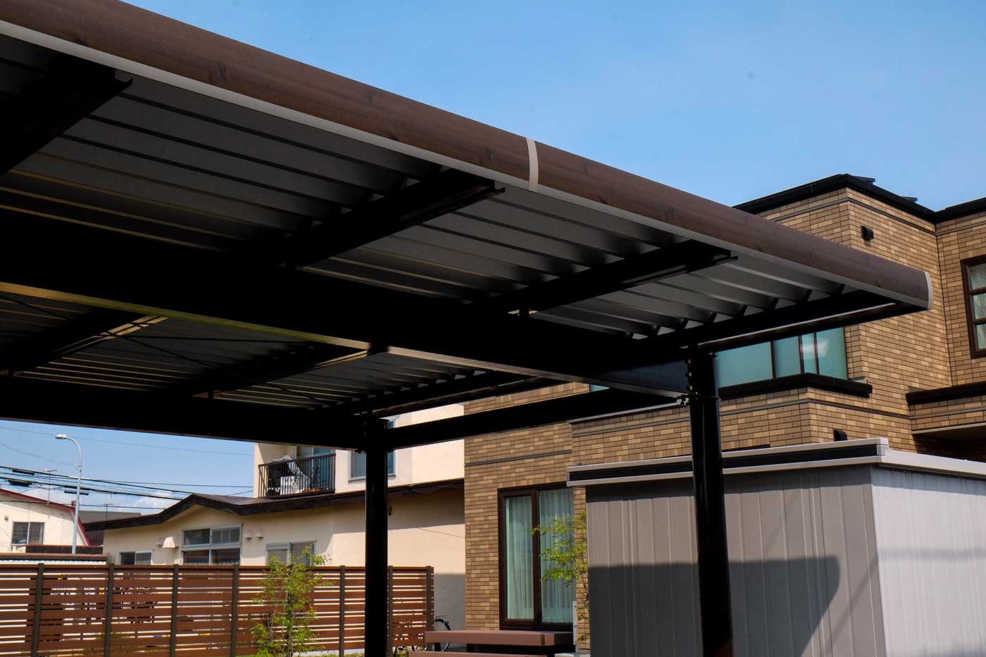 鋼製カーポートの破風は木目模様