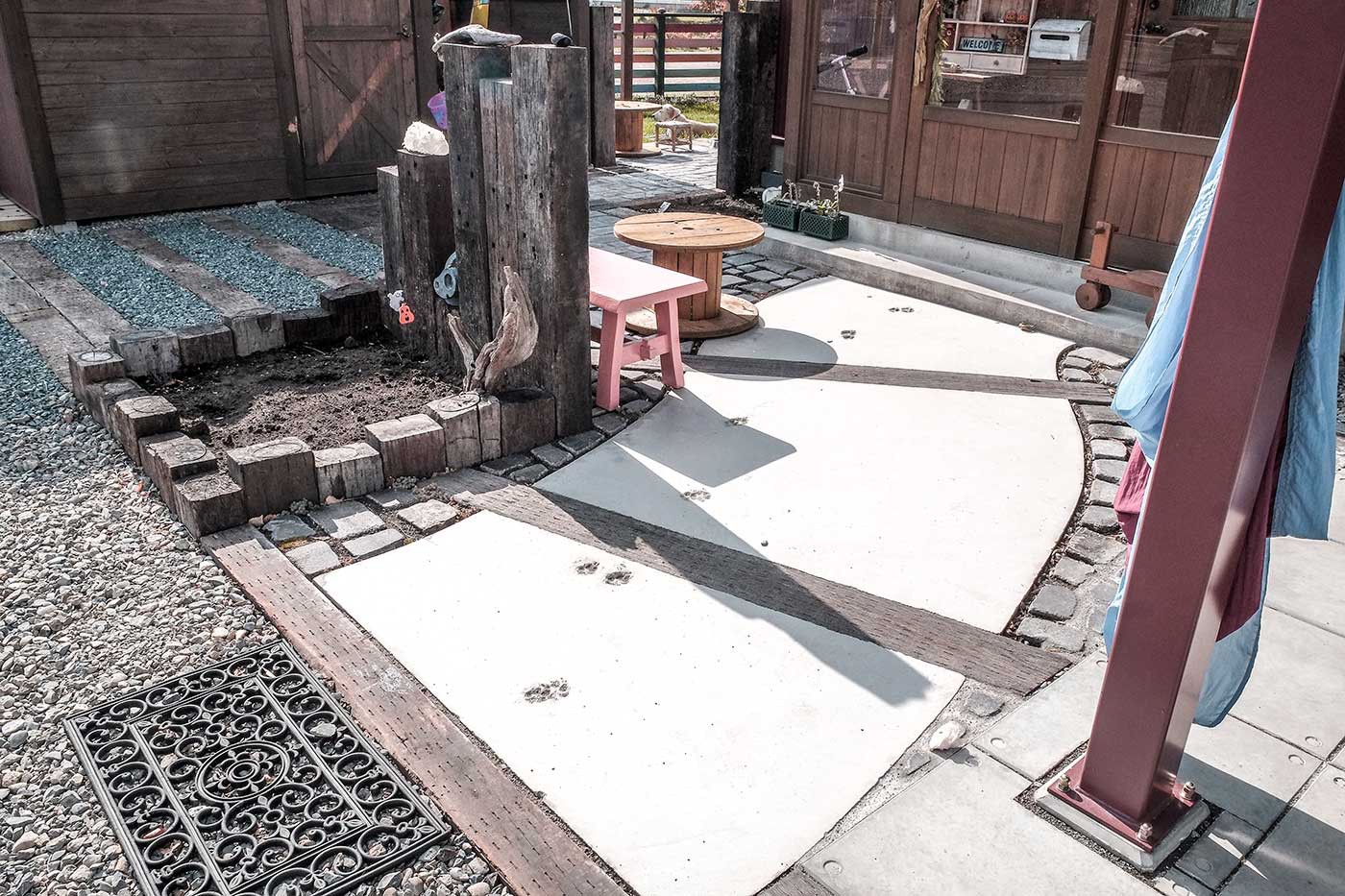 土間コンアプローチには愛犬の足跡を