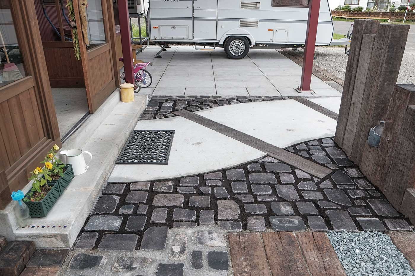 アプローチをサイドから。煉瓦目地は土で植生可能に。