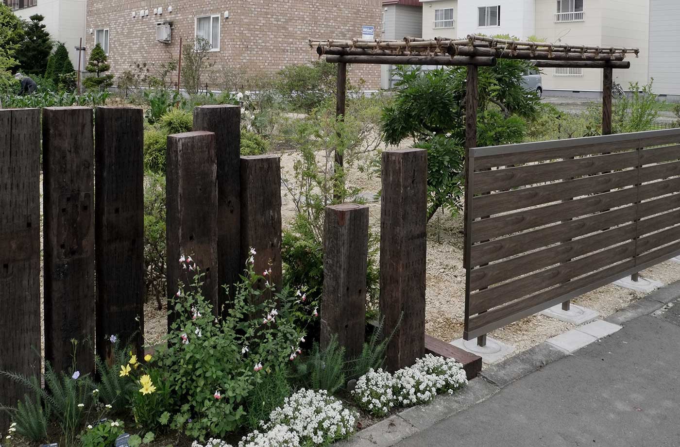 枕木のスリットとアルミフェンス