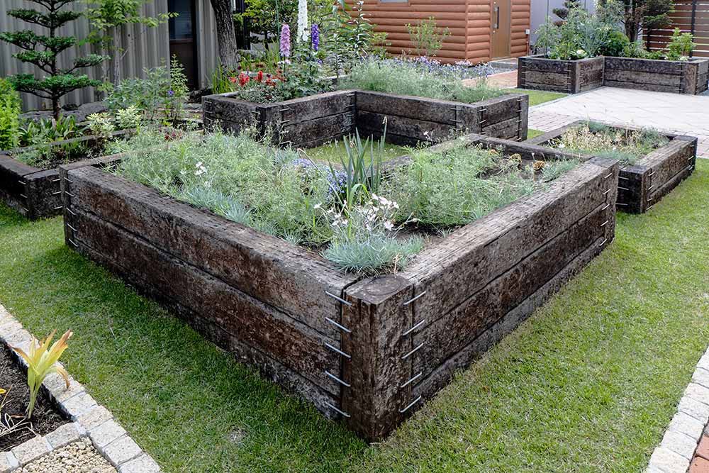 枕木のレイズドベッド