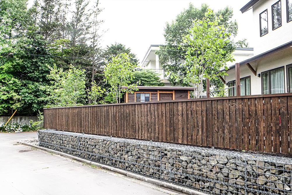 南面の土留めとフェンス
