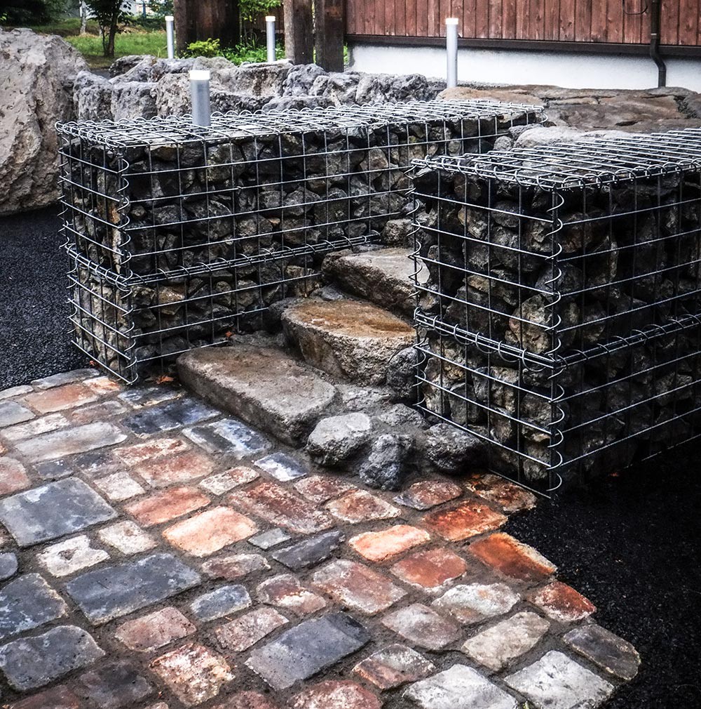 カーポートからのアプローチ階段付近