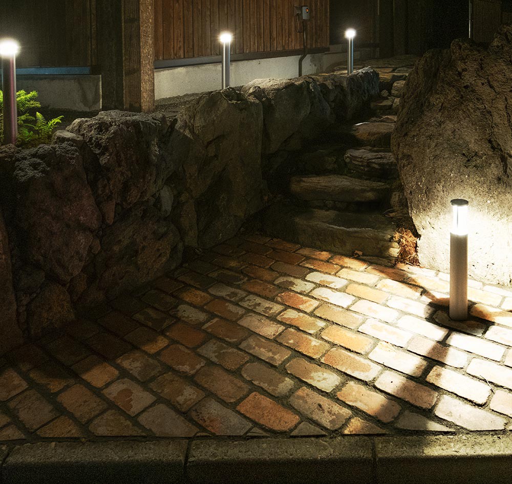 上のやつは庭へのアプローチを照らすポールライト