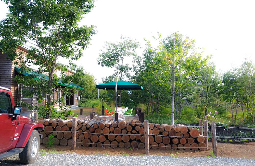 建築造成時に出た丸太を活用してフェンス代わりに