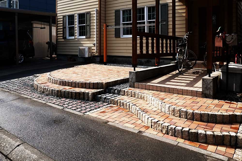 アプローチ階段からテラス