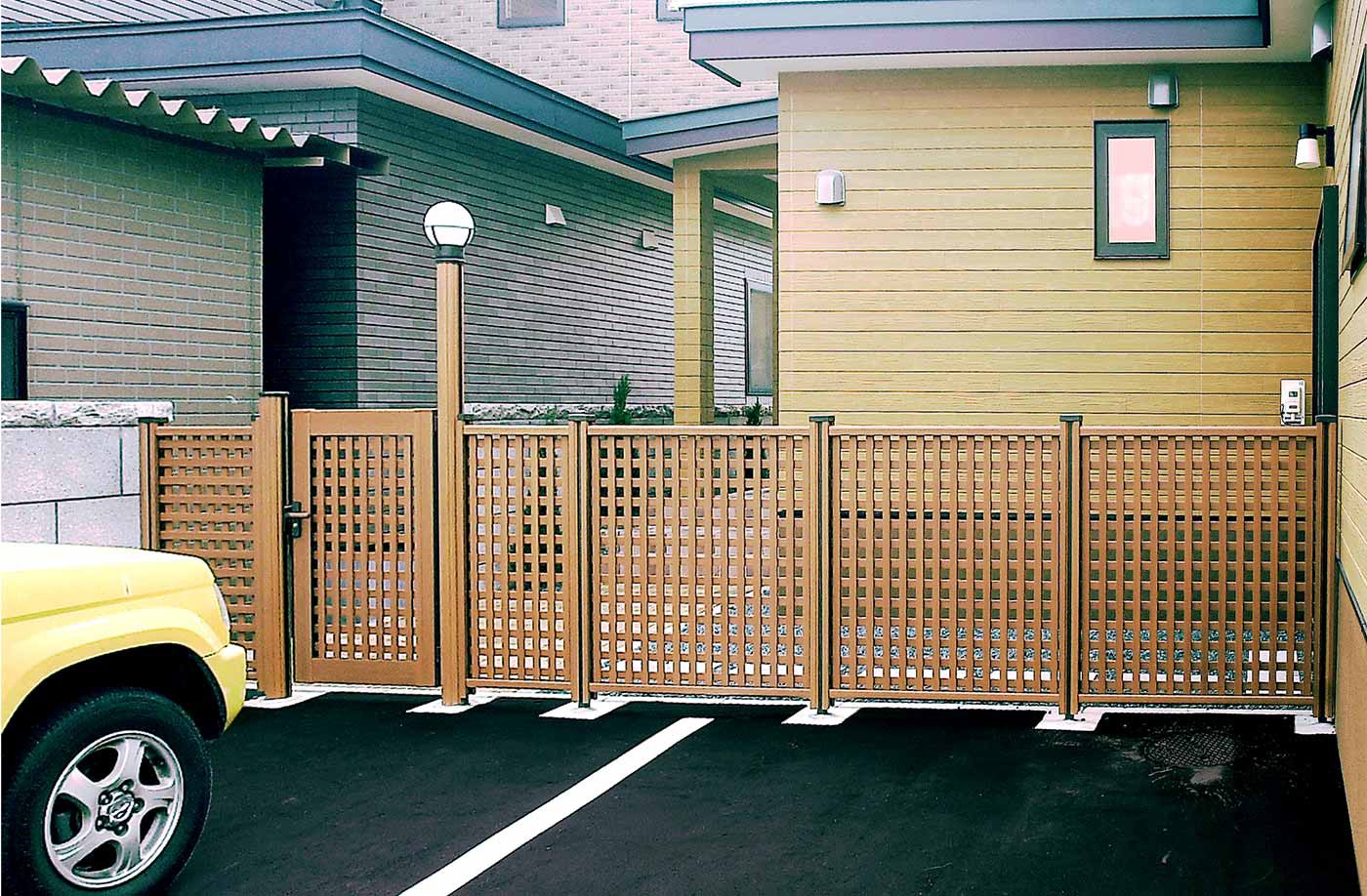 勝手口の樹脂フェンス