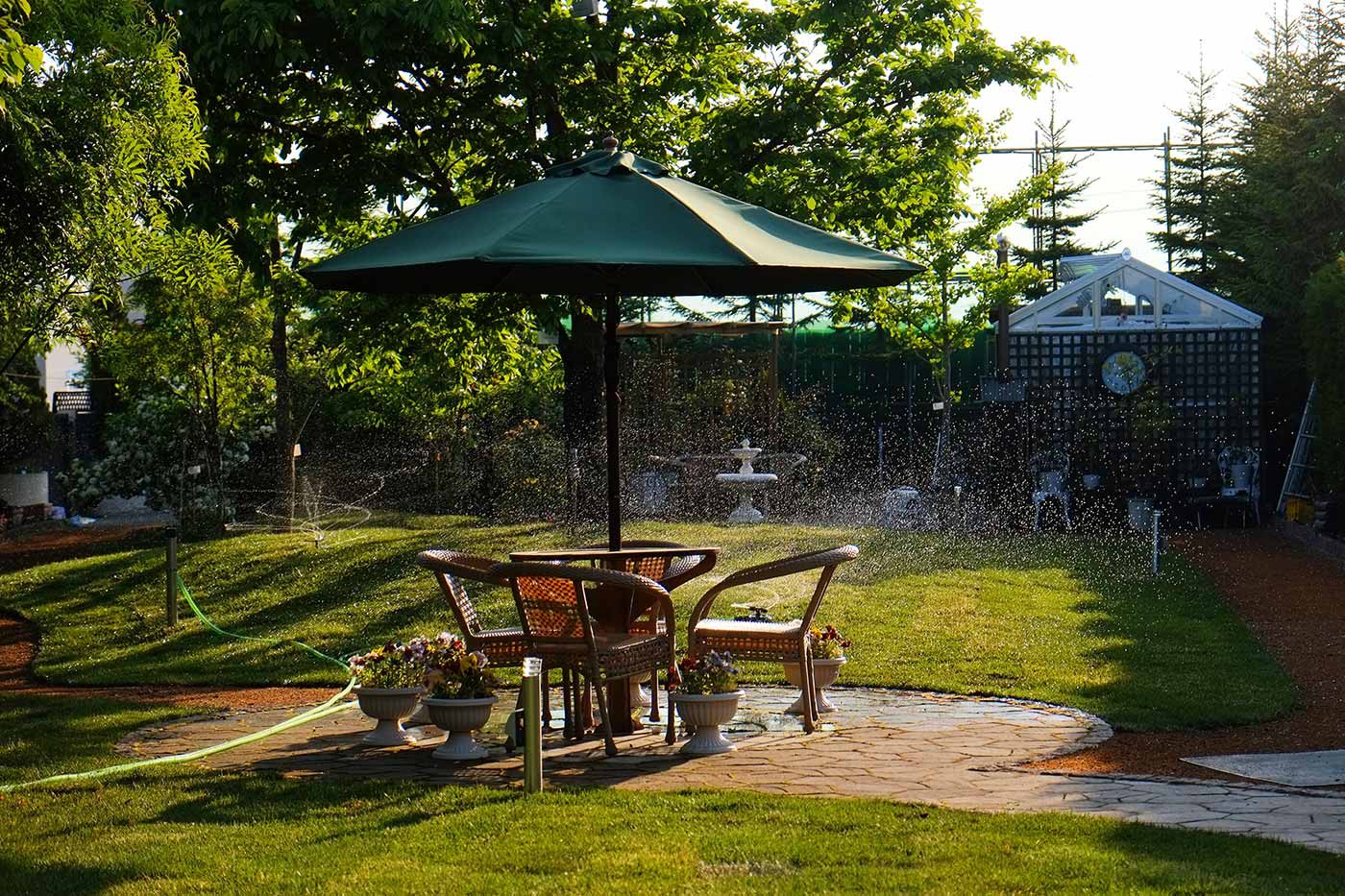 夏の夕暮れの散水状況