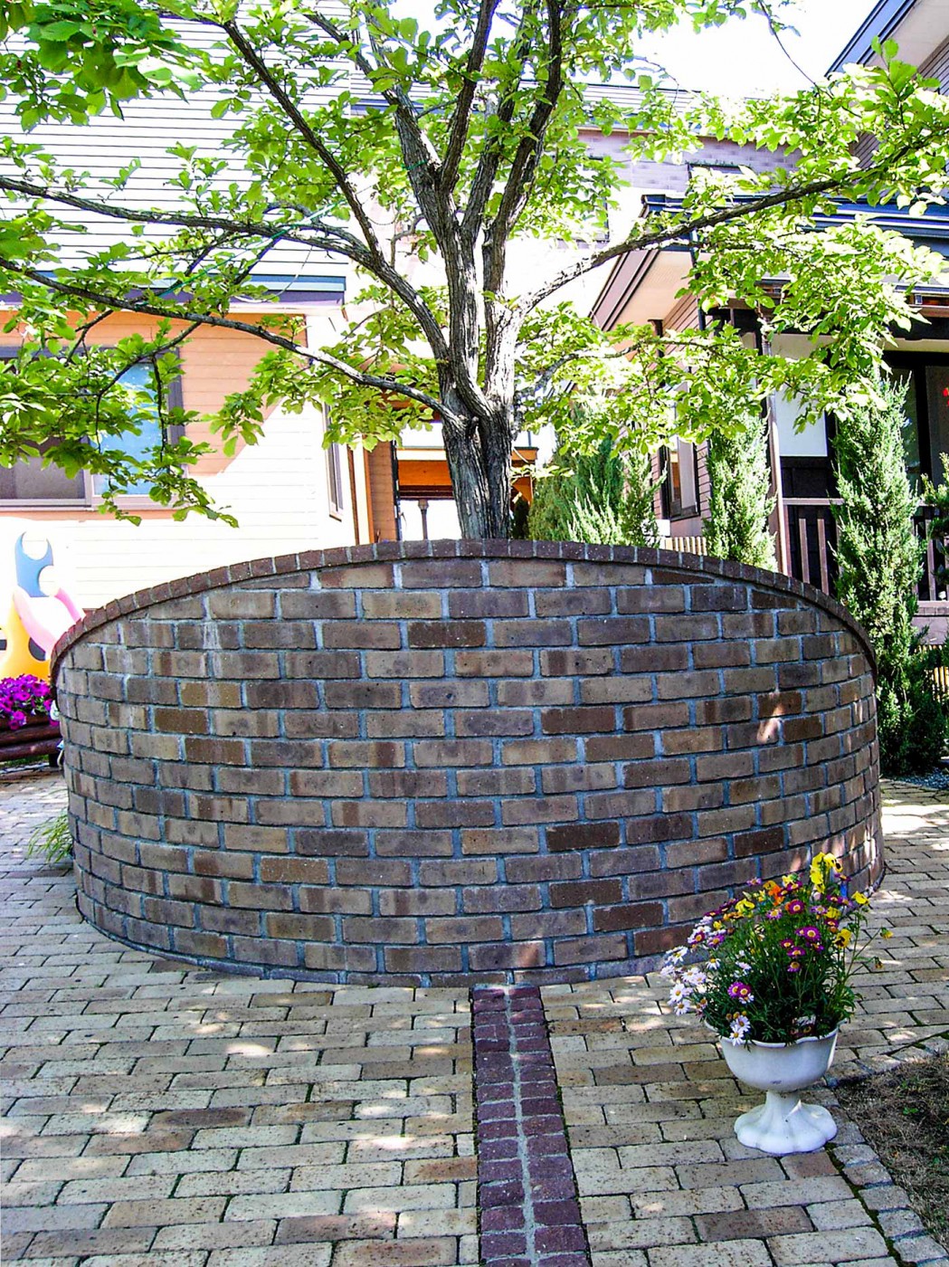 門扉を抜けるとアプローチウォールが正面に