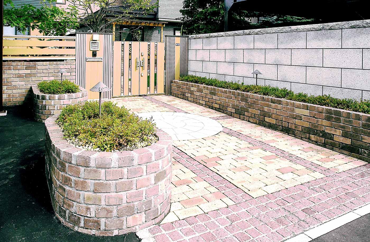 アプローチ脇の煉瓦の植樹桝