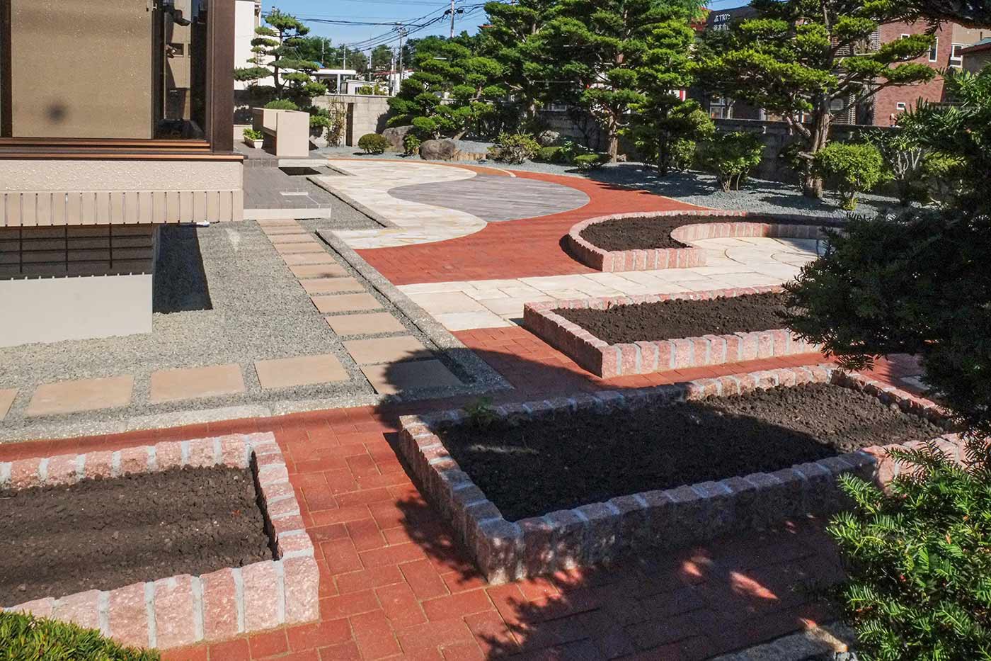 菜園・花壇から望むメインガーデン