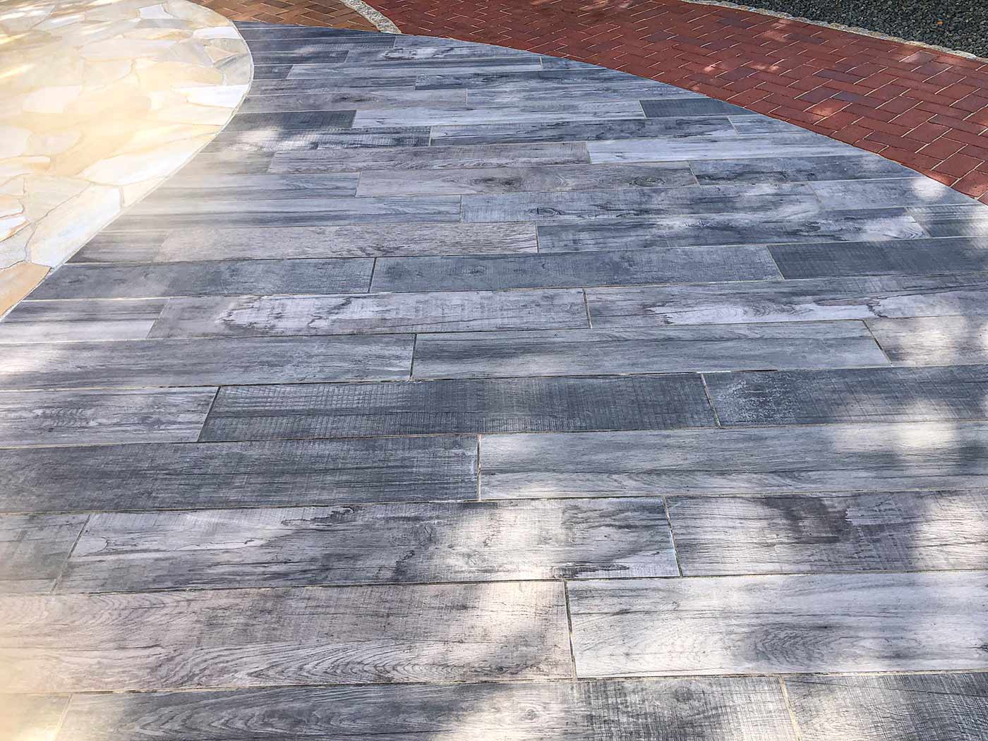 タイルはヴィンテージ古木の表情を再現しています。