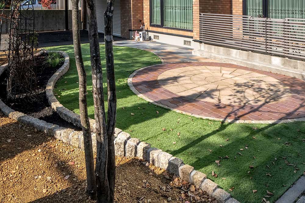 エントランス側からのメインガーデン