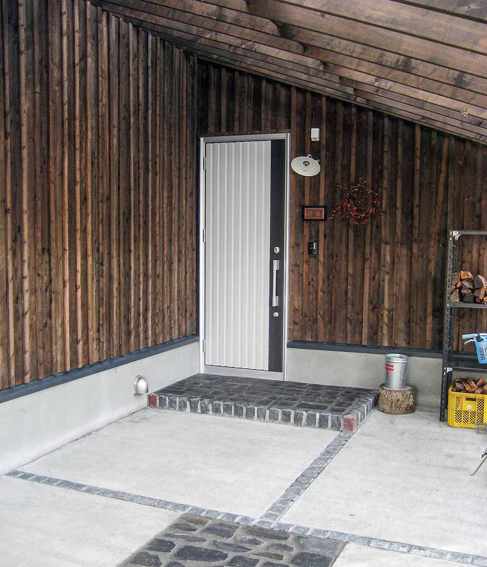 カーポートを通って玄関