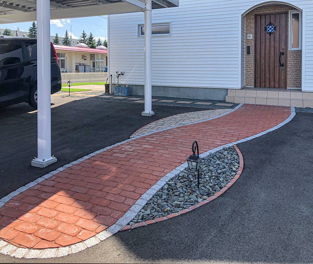 煉瓦のアプローチの全景