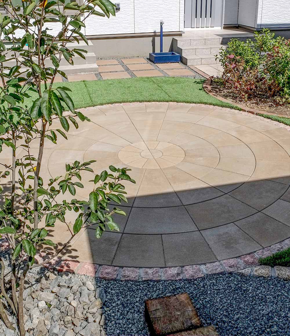 BBQを満喫できる広々としたガーデンテラス。 シンボルグリーンにはジューンベリー。