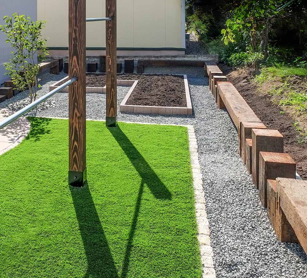 ステップ遊び・陣取り遊び・バランス遊びなどのほか、ベンチ・物や花の置き台など活用の幅が広がるナチュラルな仕切り。