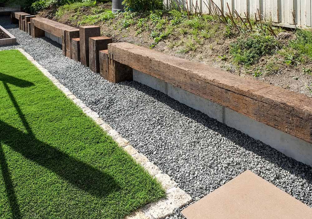 お庭の周囲をフェンスとするのではなく、枕木のステップとベンチでつないで遊びがうまれる工夫としています。