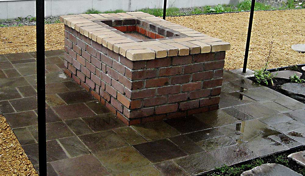 ご主人お手製の煉瓦の焼き台はこれからの家族の思い出の中心にあり続けるでしょう。