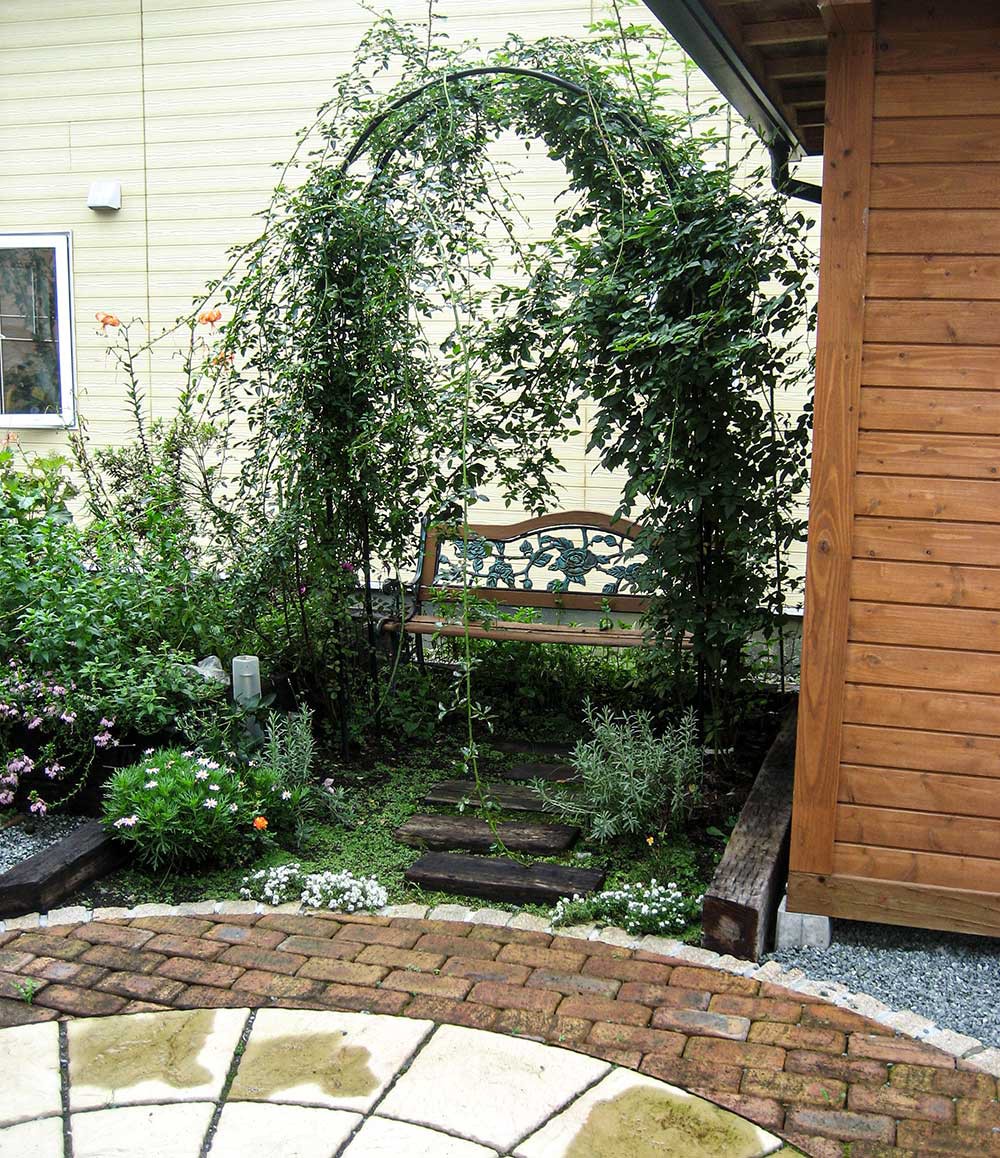 バラのアーチとベンチ