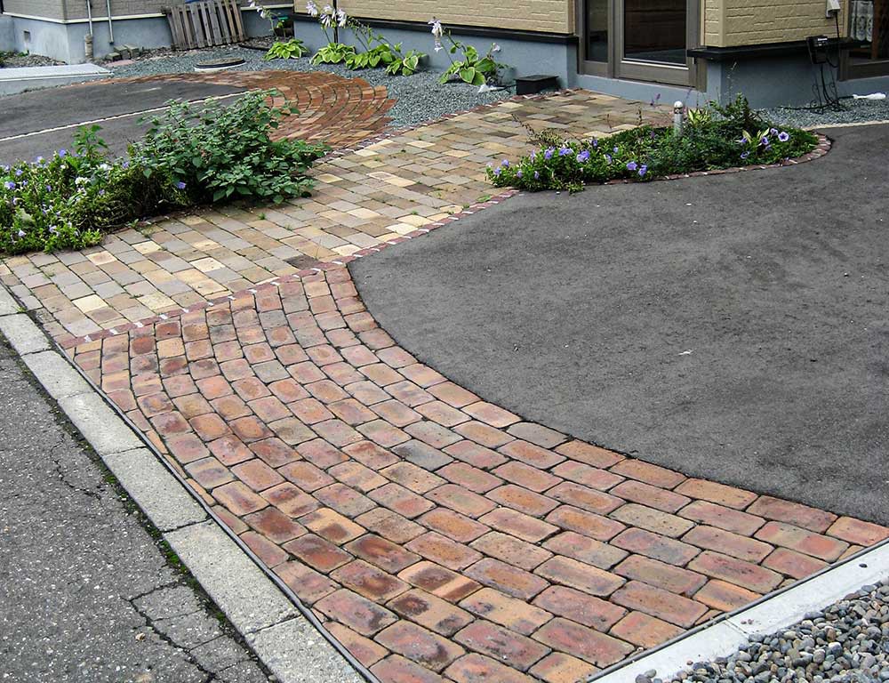 メイン駐車場出入り口の煉瓦