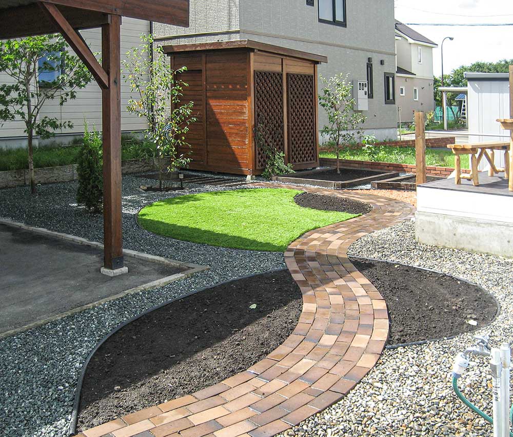 ガーデンアプローチ脇にも花壇